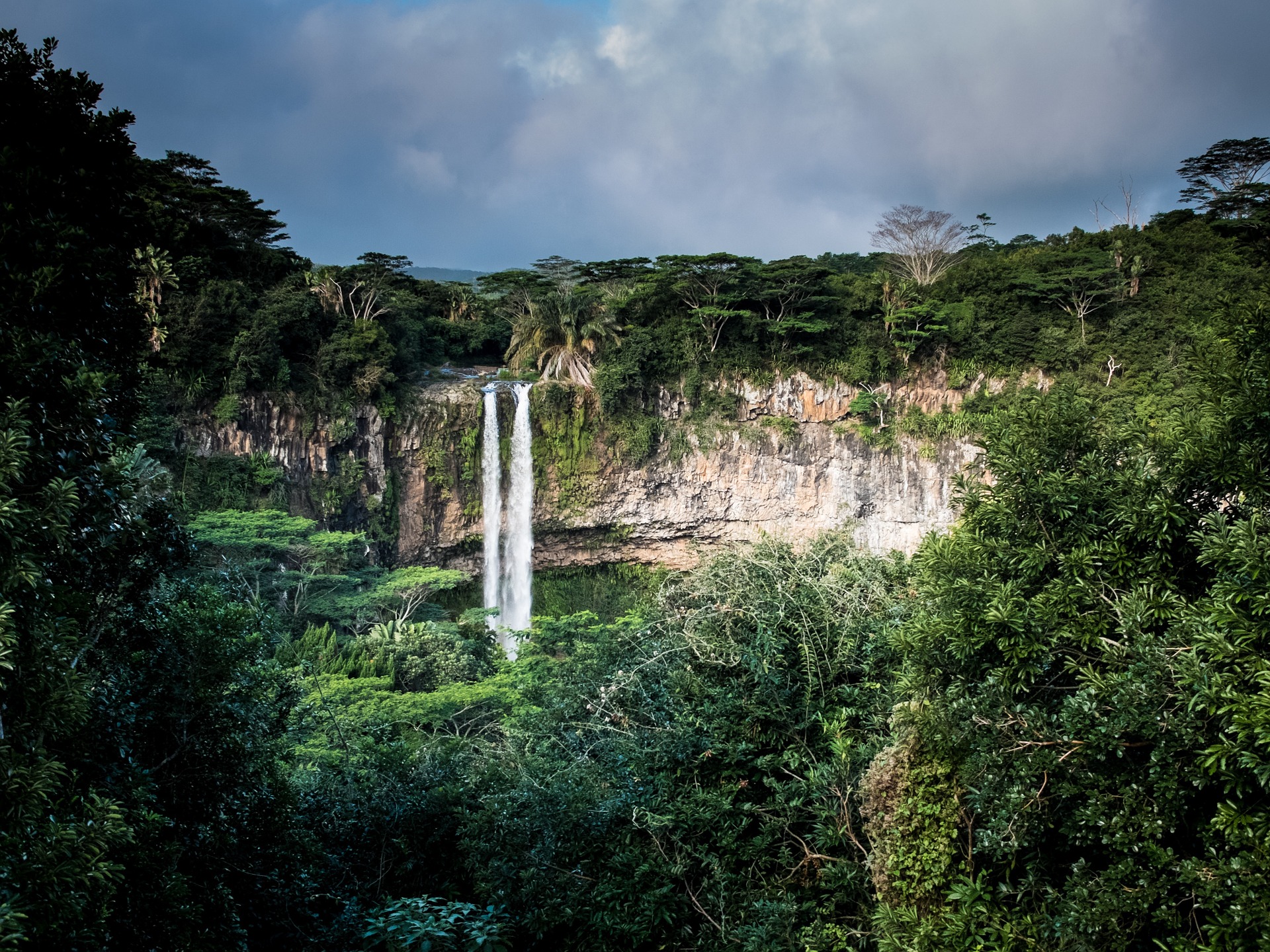 waterfall-1030737_1920.jpg